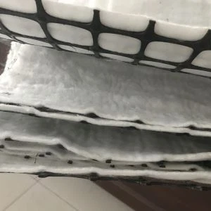 Geogrelha composta com geotêxtil